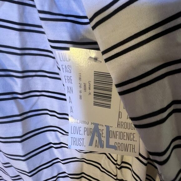 LuLaRoe Lynnae Long Sleeve Shirt-Size XL- Black And White Stripe Print-NWT - Picture 2 of 5